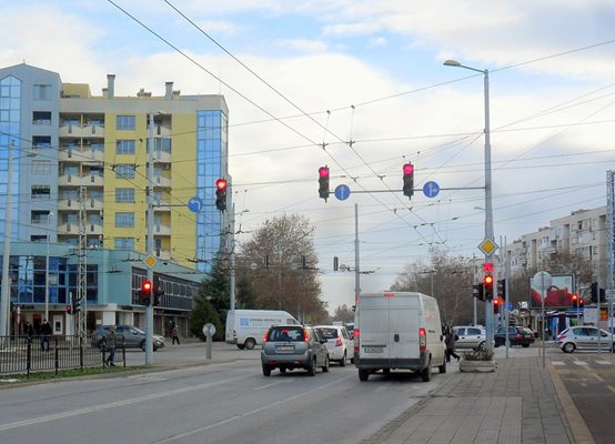 Кръстовището на бул. "Никола Вапцаров" с бул. "Македония"