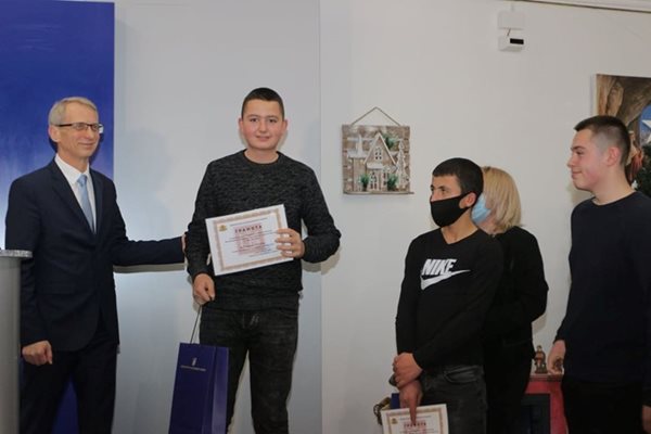 Министърът на образованието Николай Денков награди смелите момчета от селото, които се притекоха на помощ.