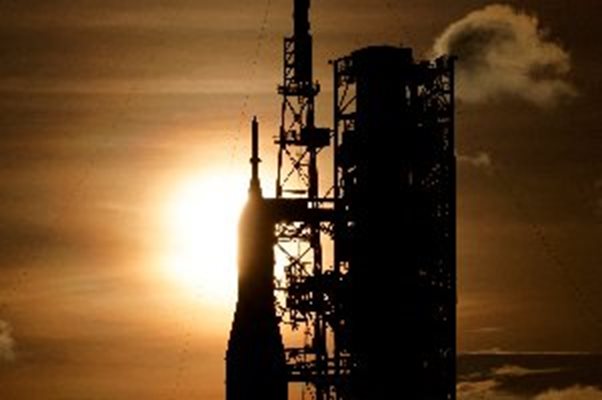 Ракетата от следващо поколение на НАСА “Артемис I”, заснета на стартовия комплекс “Кейп Канаверал”.
СНИМКА: РОЙТЕРС