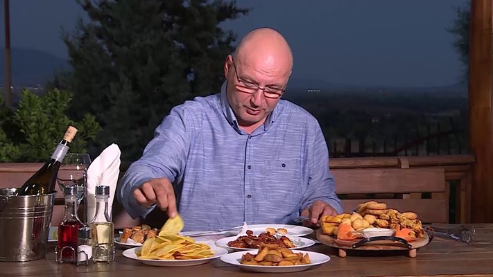Шеф Манчев дегустира ястия в ресторант в България в предаването “Кошмари в кухнята”.
СНИМКИ: ФЕЙСБУК НА ПРЕДАВАНЕТО