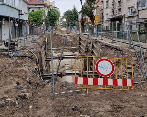 Улица "Петър Стоев" една от многото разкопани улици в район "Южен" в Пловдив.