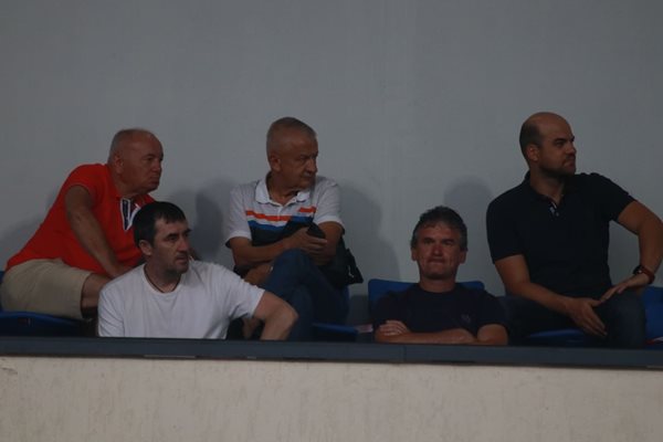Собственикът на "Локо" (Пд) Христо Крушарски (в средата) и легендата на "Славия" Чавдар" Цветков (вляво от него) гледат мача.