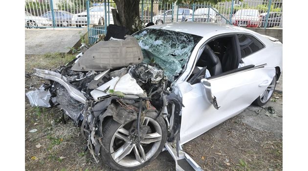 СБЛЪСЪК: Размазаният автомобил, в който загинаха Бокови.