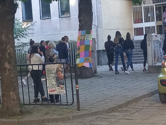 Зрелостници влизат във Френската гимназия в Пловдив за задължителна матура.