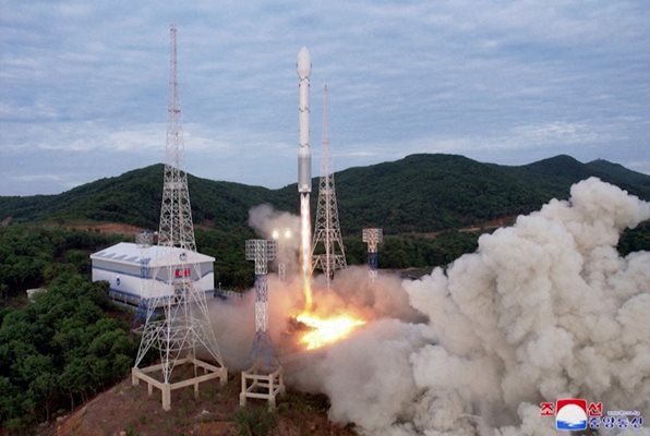 Новата севернокорейска космическа ракета е с двигател от балистични ракети
Снимка: Ройтерс