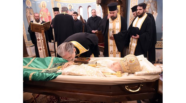 Първи с патриарха се сбогуваха членовете на Светия синод.