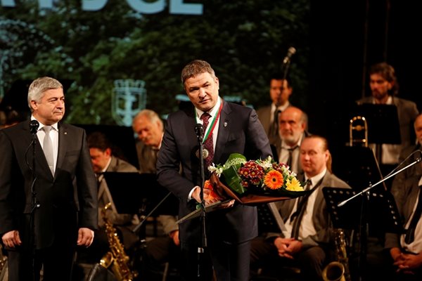 Пламен Бобоков току-що е получил отличието от проф. Христо Белоев (вляво).