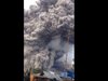 Вулкан на Суматра бълва пепел, земята около него се люлее (Видео)