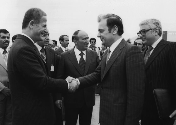 Хафез ал Асад приветства Петър Младенов. В средата е Тодор Живков, а зад Младенов - Андрей Луканов.