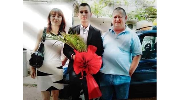 Димитър заедно със съпругата си и по-големият им син Васил.