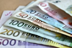 Еврото спадна под $ 1,05 в сутрешната търговия