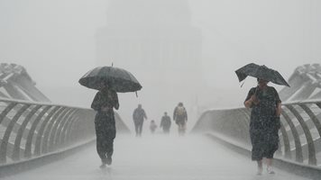 Библейска буря удави Лондон по средата на най-голямата суша - евакуират центъра
