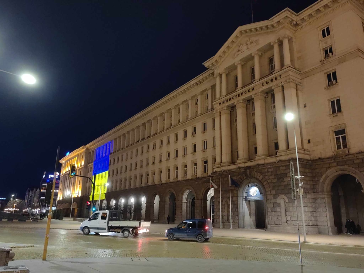 Министерският съвет оцветен само като украинското знаме (Снимки)