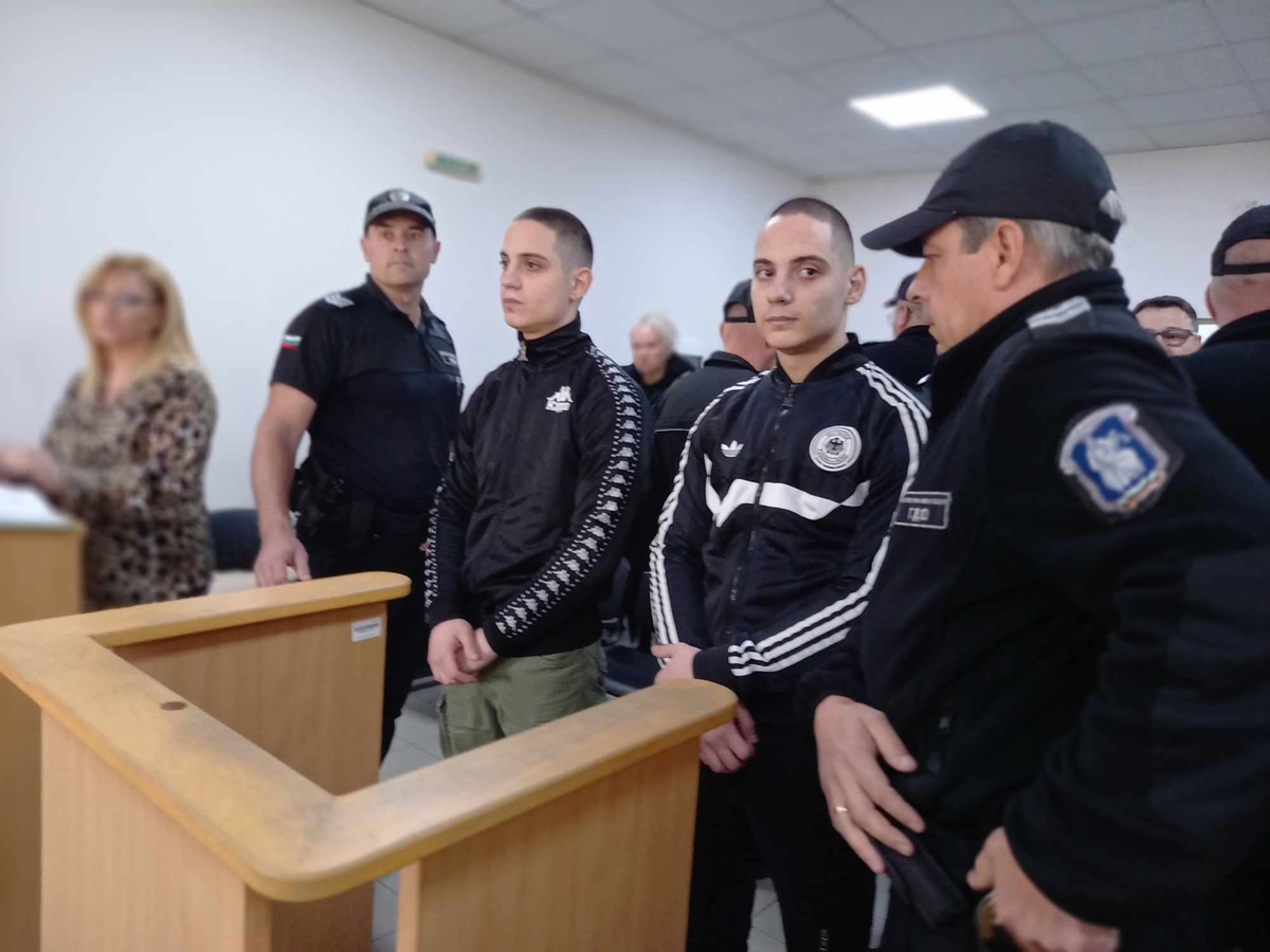 С викове "Убийци" и "Бял ден да не видите" посрещнаха близнаците от Цалапица в съда в Пловдив