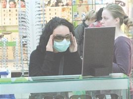 Заради опасността от грип момичета пробват дори и очила с маска.
СНИМКА: ПИЕР ПЕТРОВ