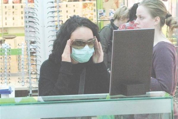 Заради опасността от грип момичета пробват дори и очила с маска.
СНИМКА: ПИЕР ПЕТРОВ