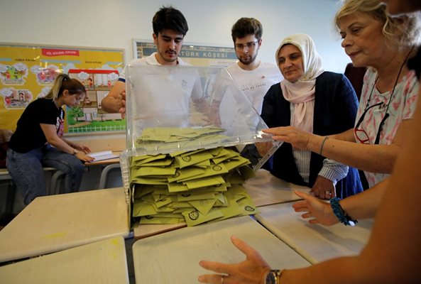 Изборна секция в Истанбул  СНИМКА: Ройтерс