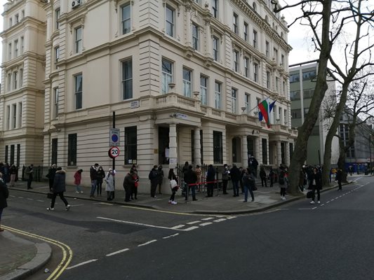 Опашка от чакащи да гласуват пред българското посолство в Лондон
СНИМКА: АВТОРЪТ