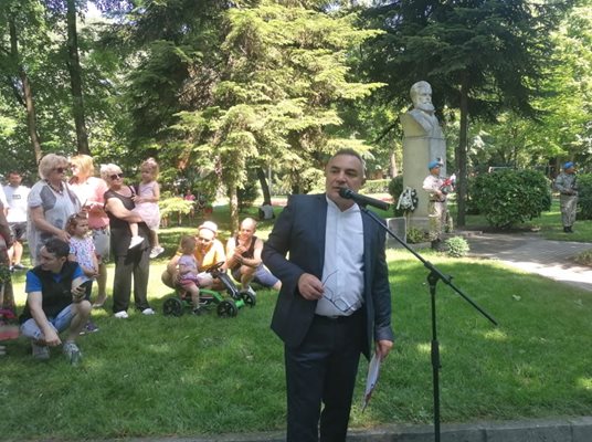 Директорът на Пловдивския театър Кръстю Кръстев пред паметника на Ботев. 