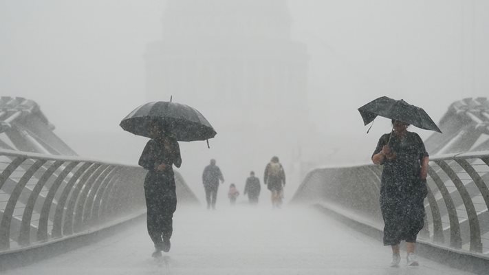 Проливен дъжд се излива над Лондон в библейска буря