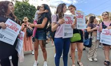 Хиляди се събраха на протести заради обезобразеното момиче в Стара Загора