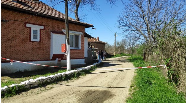 Къщата, където са отглеждани свободно кучетата - убийци, и пътят, по който Мирослава минавала ежедневно