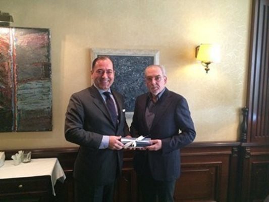 Турският посланик у нас Сюлейман Гьокче поздравява Местан за рождения му ден, който е днес, още на 22-и декември