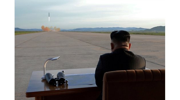 Ким Чен Ун лично наблюдава изстрелването на ракетите на КНДР. СНИМКА: РОЙТЕРС