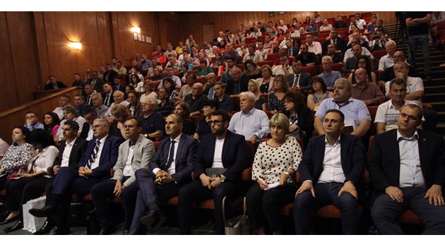 Залата в община Велико Търново се препълни с депутати, бизнесмени и кметове.