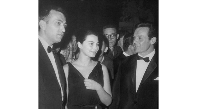 Режисьорът Въло Радев (вляво) и двамата актьори на кинофестивала във Венеция, 1964 г.