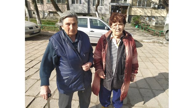 89-годишната Димитрина Георгиева /вляво/ казва, че я пращат на село, защото е по-безопасно. Съседката й Райна Милева си остава в Пловдив, защото няма роднини извън града.
