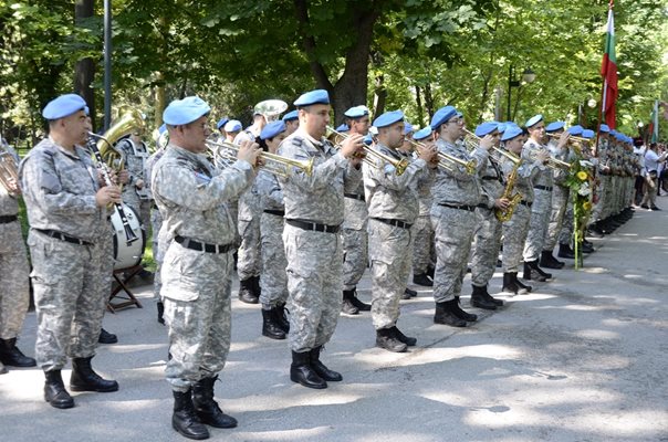 Военен духов оркестър изпълни "Тих бял Дунав".