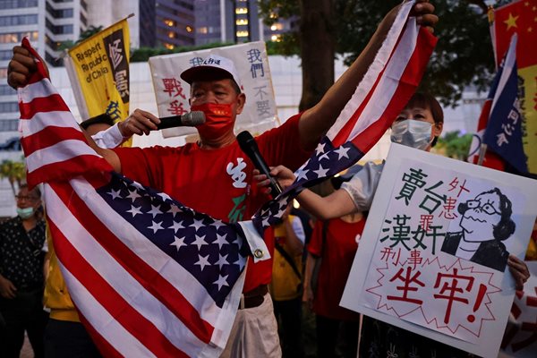 Демонстрант разкъсва знамето на САЩ по време на протест срещу посещението на председателя на Камарата на представителите на САЩ Нанси Пелоси в Тайпе, Тайван, на 2 август 2022 г.
СНИМКА: РОЙТЕРС