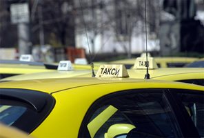 Таксиджия се заби в канавка и загина на място в Павликенско