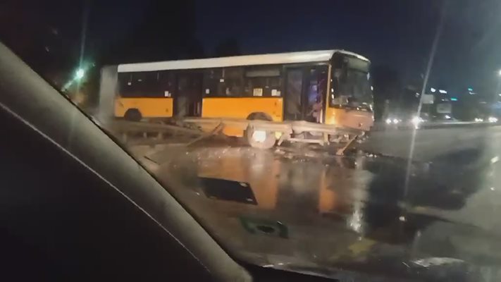 Автобусът е препречил моста на "Цариградско шосе". СНИМКА: БНТ