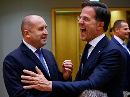Премиерът на Нидерландия Марк Рюте   се смее по време на разговор с Румен Радев на срещата на върха на лидерите на ЕС в Брюксел. 
СНИМКИ: РОЙТЕРС