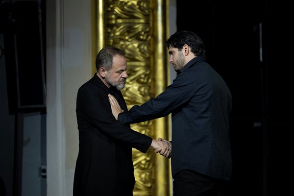 Самуел Финци и Павел Иванов в сцената, когато венецианският търговец прощава на Шайлок.
СНИМКИ: НАРОДЕН ТЕАТЪР