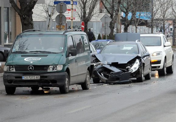 Верижна катастрофа затапи булевард &quot;България&quot; в столицата - снимки