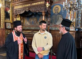 Новак Джокович си говори със свещеници в църквата "Света Неделя" в София.