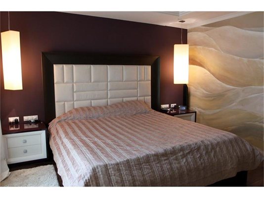 Спалнята на Любо е нестандартна - 2 на 2,20 м. Върху едната й стена художник стенописец е изрисувал пясъчна буря в Сахара. За повече достоверност е смесил пясък с боите.