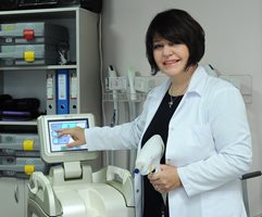 Д-р Мирослава Кадурина по време на работа в "Сити Клиник - Онкологичен център".