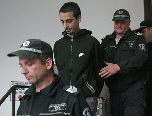 Георги Петров бе доведен с белезници в съдебната зала.