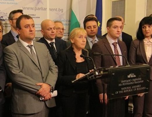 Соцдепутатката Елена Йончева говори в кулоарите на Народното събрание за повдигнатото й обвинение. Снимки РУМЯНА ТОНЕВА.