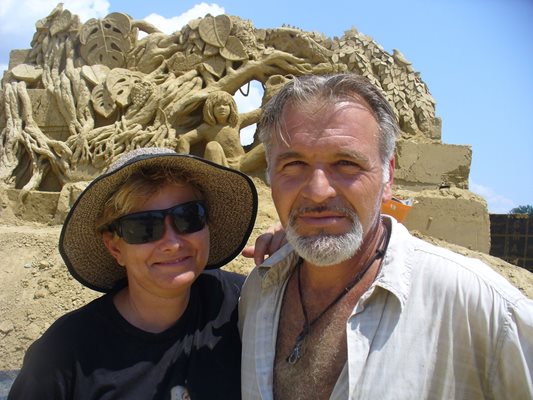 Семейството от Стара Загора доц. Ани и Георги Златеви са сред най-известните творци на пясъчни фигури у нас. Зад тях е композицията им "Книга на джунглата", с която те ще се представят на тазгодишния фестивал в Бургас.
