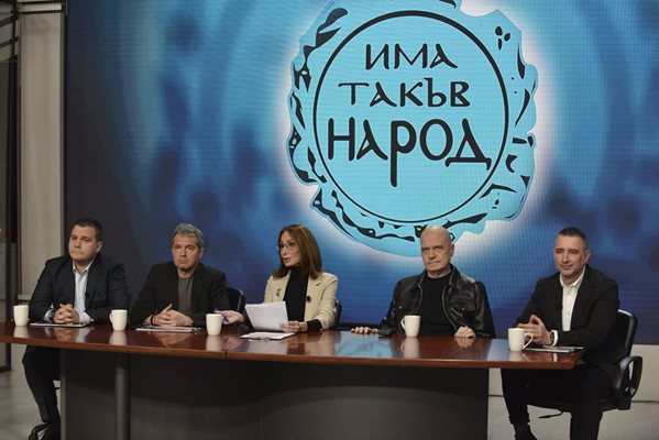 Слави Трифонов дава брифинг на журналисти