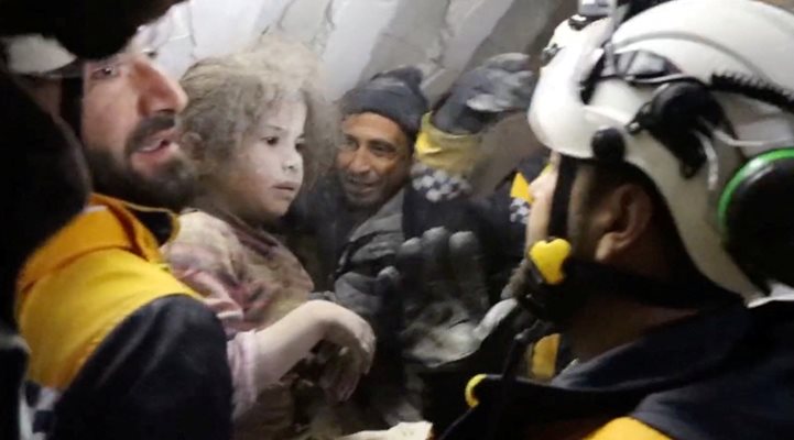 Доброволци вадят дете изпод руините в Сирия СНИМКА: Ройтерс