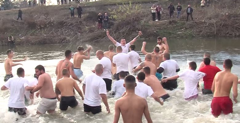 Смелчаци се хвърлят за кръста на Богоявление в Марица в Пазарджик