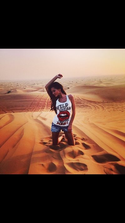 Преслава в пустинята в Дубай през януари. Певицата отиде на ваканцията със свои приятелки.