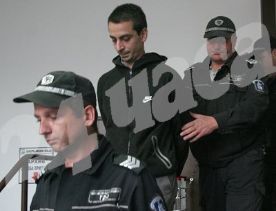 Георги Петров бе доведен с белезници в съдебната зала.