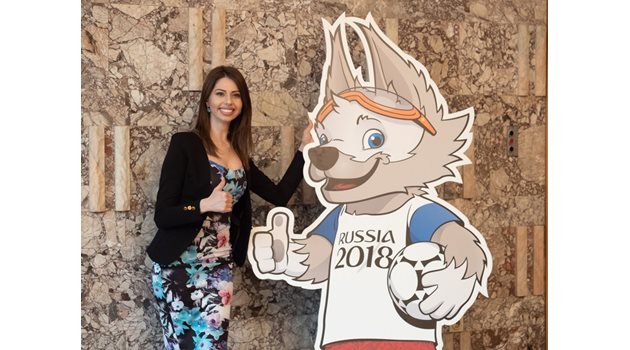 Повечето гости се снимаха за спомен с талисмана на световното по футбол в Русия - вълка Забивака.